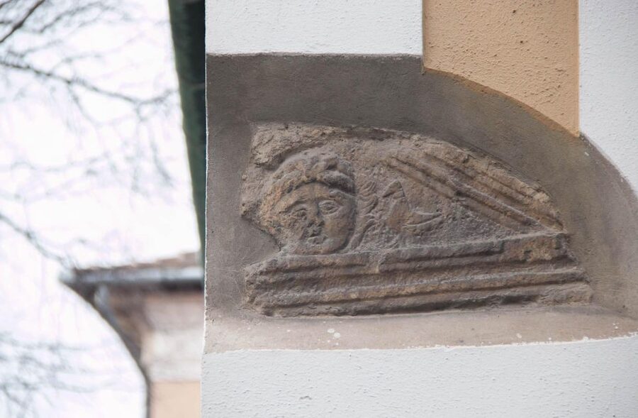 2 Hours Buda Castle Walking Tour - Walk with a Historian - The small synagogue and the story of the larger one