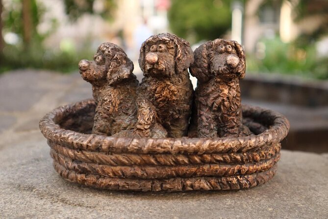20 Dog-statues in Budapest - a unique tour - Starting at Deak Ferenc Square
