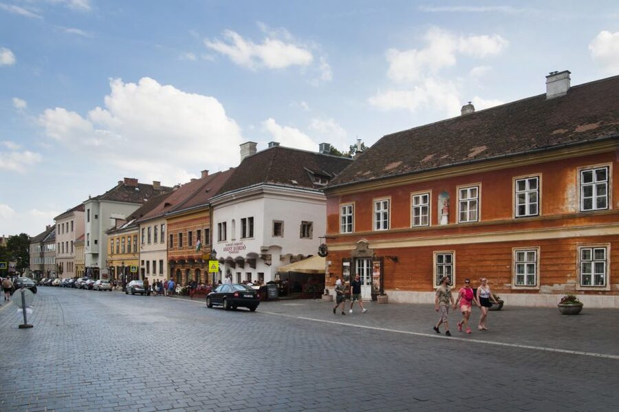 3-Hour Orientation Walking Tour of Buda and Pest - Reaching Matthias Church and Buda Castle