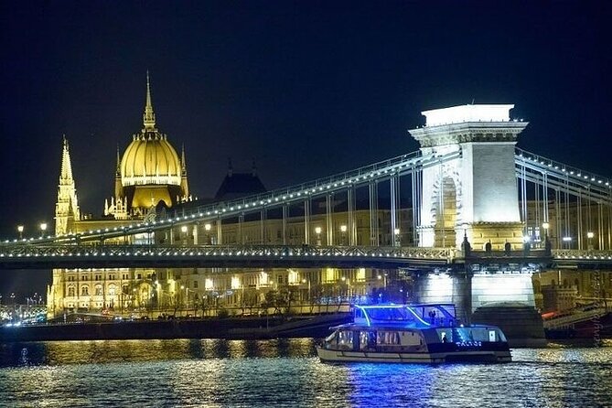 4 Course Dinner Cruise with Operetta, Folk Show and Welcome Drink - The welcome drink and the dinner service