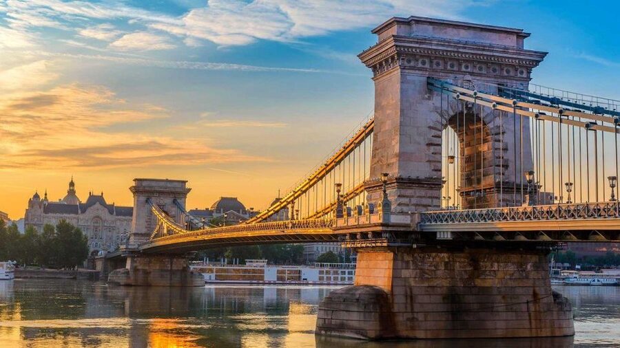 4 hour The Treasures of Budapest Private Walking Tour - Key points at a glance