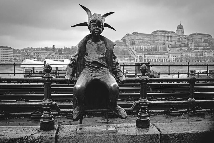 7 hour Budapest walking tour - Crossing to Pest and reading the city from the river