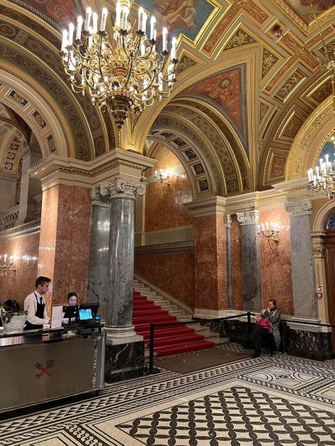 7 hour Budapest walking tour - The Great Synagogue, Market Hall, and local context