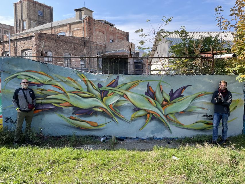 Alternative Bike tour: Graffiti Wall and Peace - What the guide adds to the experience
