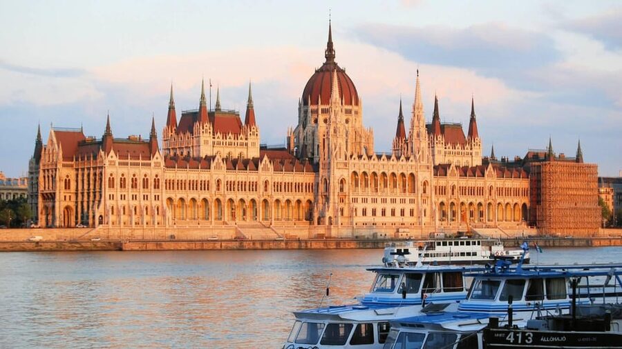 Best of Budapest: Private Walking Tour with a Local - Choosing between Buda and Pest