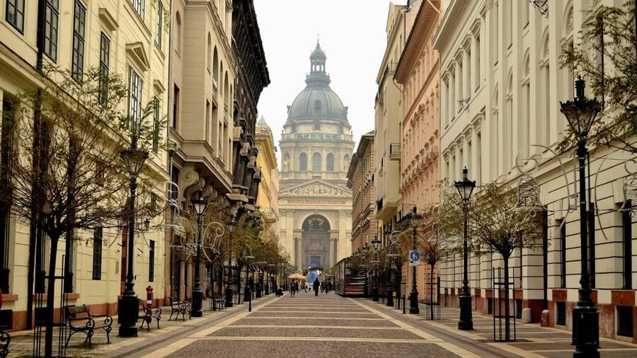 Best of Budapest: Private Walking Tour with a Local - Who should book this experience