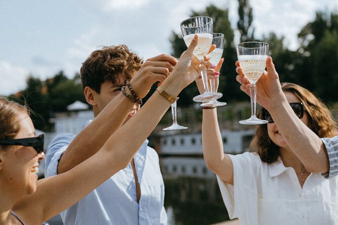 Bottomless Brunch and Cruise with Prosecco in Budapest - What this Budapest brunch cruise actually feels like