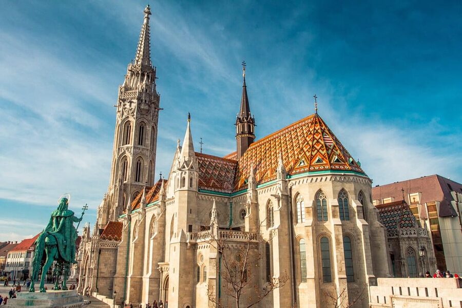 Buda Castle Walking Tour: Fishermans Bastion - Royal Palace - Chain Bridge and the link between Buda and Pest
