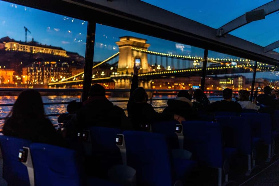 Budapest: 1-Hour Evening Sightseeing Cruise with Drink - The First River Views: Chain Bridge and Elisabeth Bridge