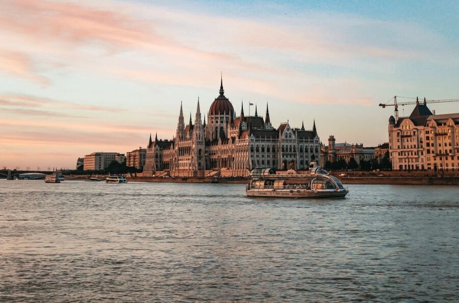 Budapest: 1-Hour Evening Sightseeing Cruise with Drink - Buda Castle on the Hill