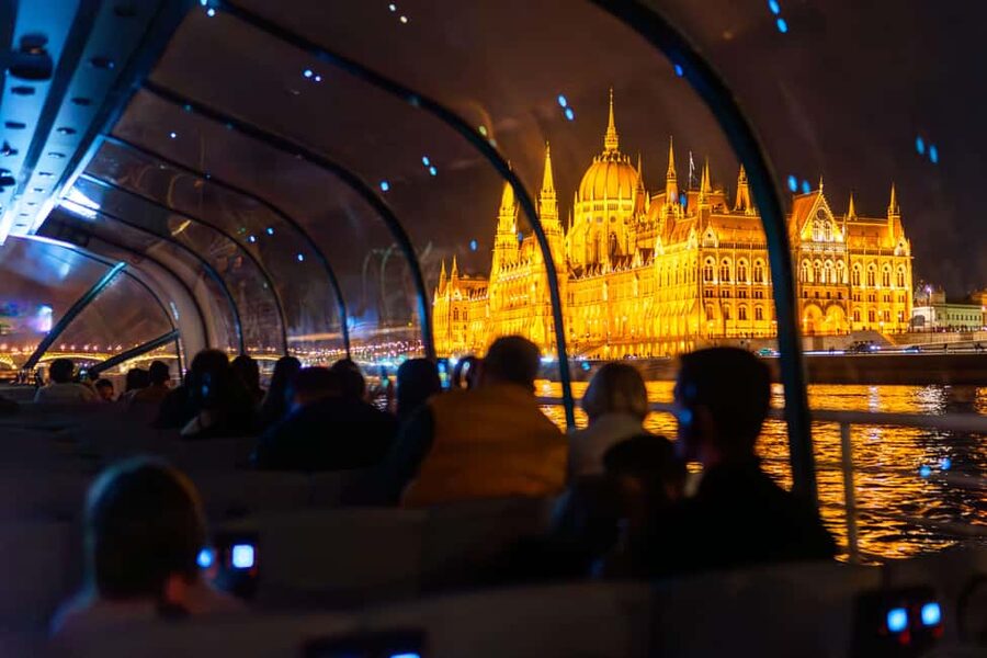 Budapest: 1-Hour Evening Sightseeing Cruise with Drink - Choosing Your Seat and Handling the Weather