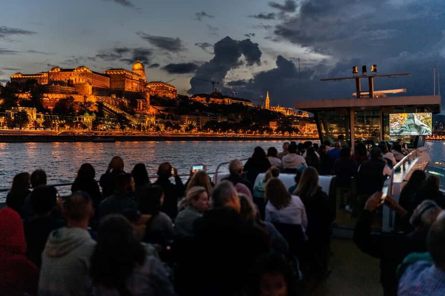 Budapest: 1-Hour Evening Sightseeing Cruise with Drink - Boarding at Dock 7 in Central Budapest