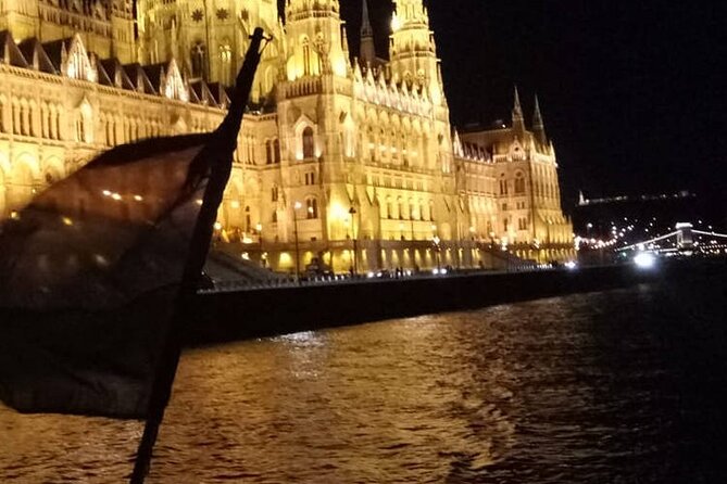 Budapest: 1-Hour Highlights Cruise with Welcome Drink - Choosing Sunset or Full Darkness