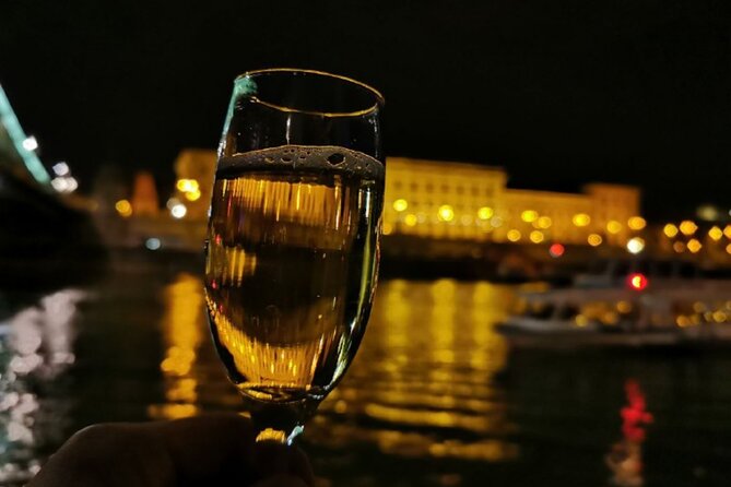 Budapest: 1-Hour Highlights Cruise with Welcome Drink - Gellért Hill, the Citadel, and Gellért Bath