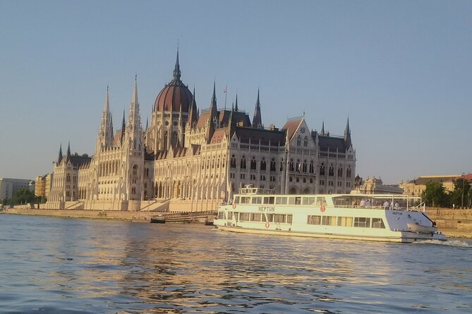 Budapest: 1-Hour Highlights Cruise with Welcome Drink - Vigadó, the Academy, and Parliament