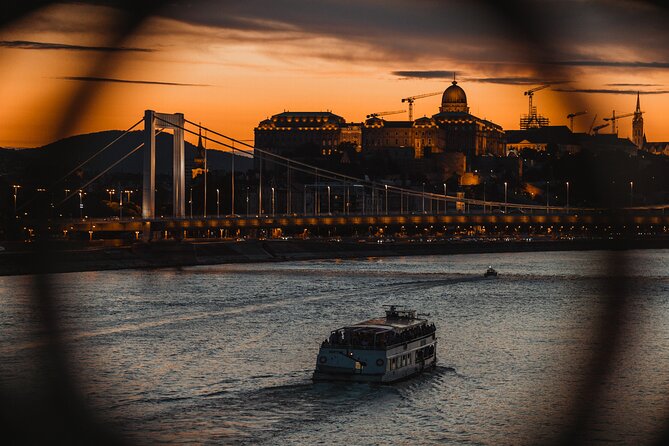 Budapest: 1-Hour Highlights Cruise with Welcome Drink - The Northern Turn: Margaret Bridge and Matthias Church