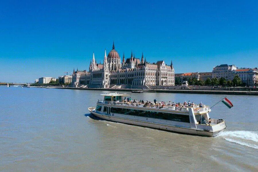 Budapest: 1-hour Sightseeing Danube River Cruise - Castle Hill from the Danube
