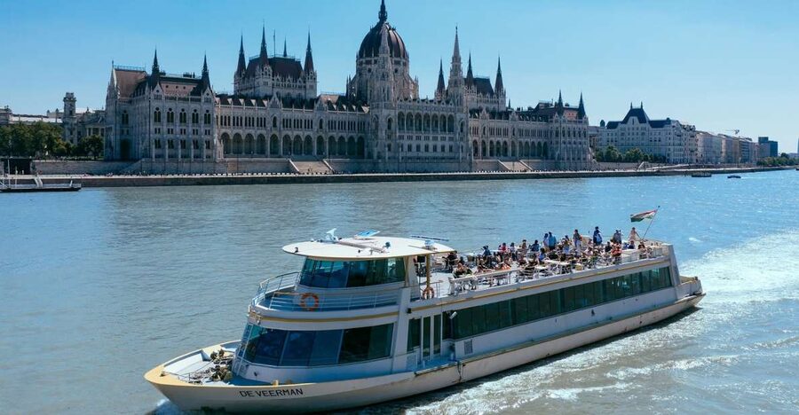 Budapest: 1-hour Sightseeing Danube River Cruise - Elizabeth Bridge and Gellért Hill