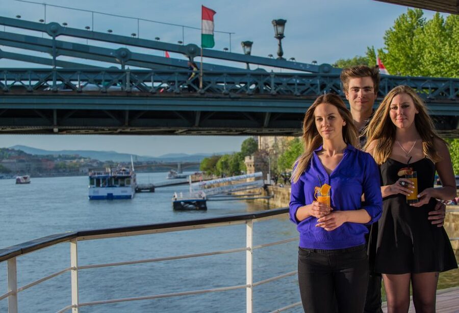 Budapest: 1 hr Sunshine Booze Cruise with Prosecco - Matthias Church, Buda Castle, and Fisherman’s Bastion