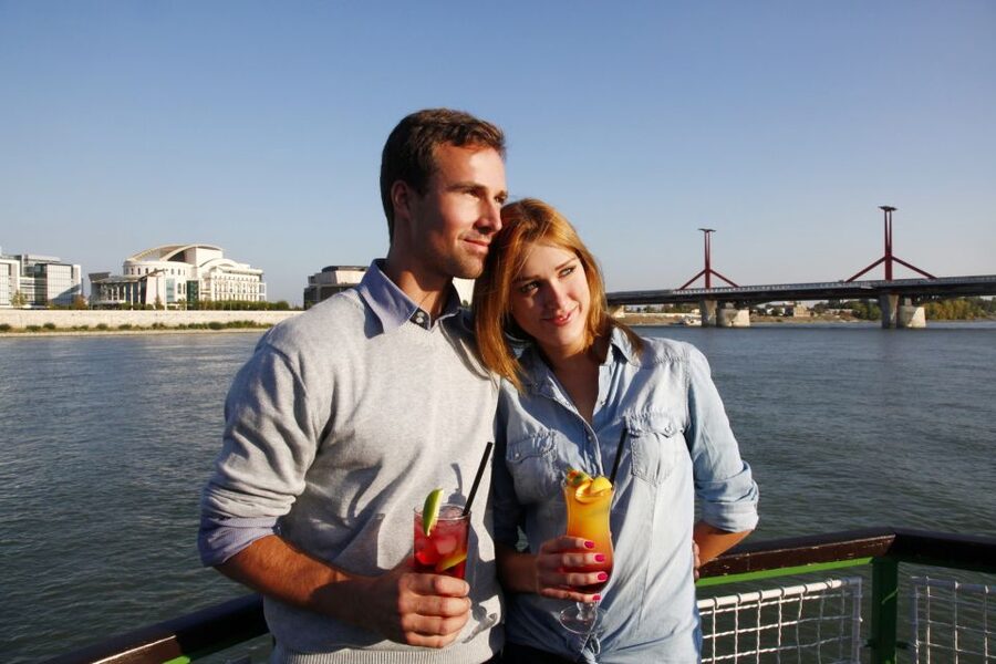 Budapest: 1 hr Sunshine Booze Cruise with Prosecco - Choosing prosecco, cocktails, or beer