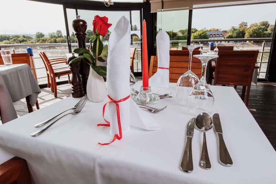 Budapest: 2-Course Dinner for 2 on a Boat Restaurant - Understanding the three-course dinner