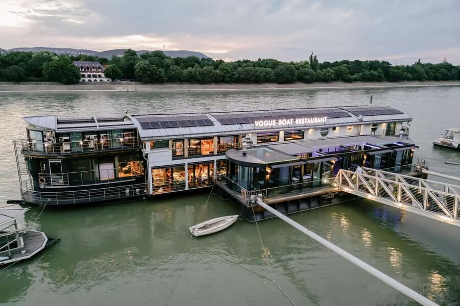 Budapest: 2-Course Dinner for 2 on a Boat Restaurant - A welcome glass of champagne and a panoramic table