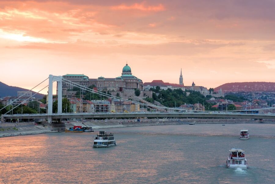 Budapest: 3-hour City Tour with Castle Walk + 1-hour Cruise - A practical first look at Budapest