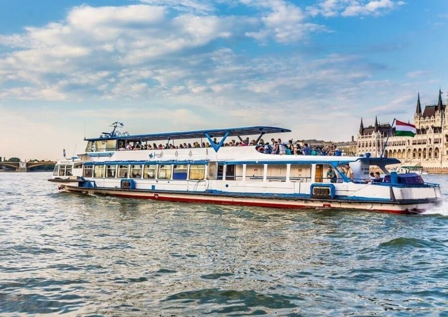 Budapest: 3-hour City Tour with Castle Walk + 1-hour Cruise - Gellért Hill and Budapest from above