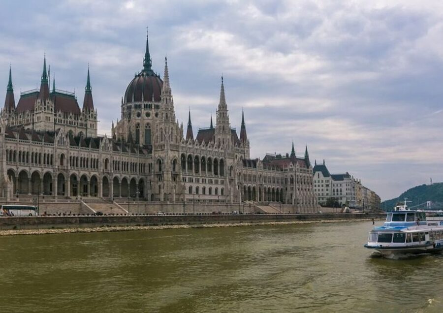 Budapest: 3-hour City Tour with Castle Walk + 1-hour Cruise - Andrássy Avenue and Heroes’ Square