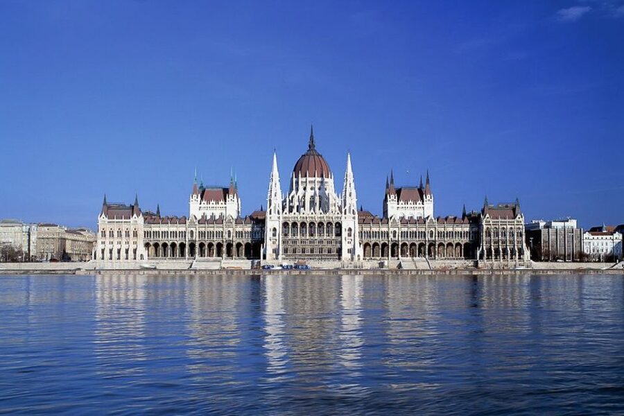 Budapest: 3-Hour Grand City Tour and Castle Walk - Parliament, the Danube, and the crossing to Buda