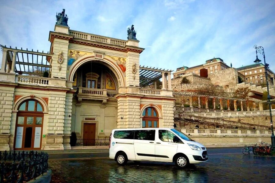 Budapest: 3-Hour Grand City Tour and Castle Walk - Starting near central Budapest