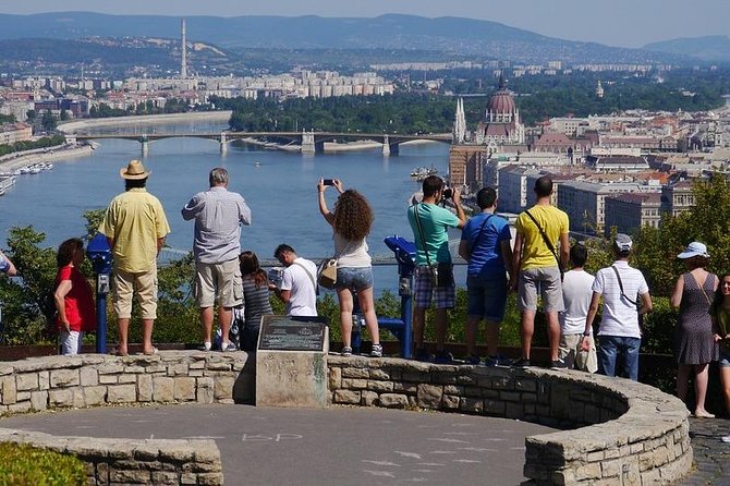 Budapest: 3-Hour Live-guided Bus Tour and 1-hour River Cruise - The English-speaking guides shape the day