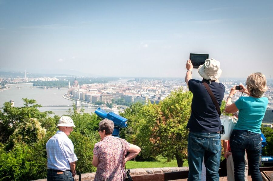Budapest: 3-Hour Live Guided Sightseeing Tour - Passing Central Market Hall and the Great Synagogue