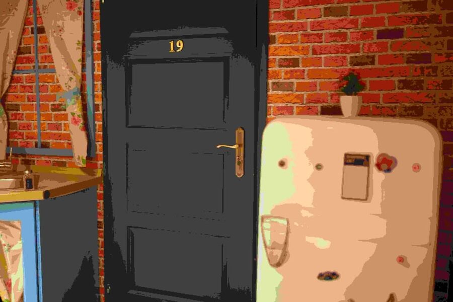 Budapest: 90s Sitcom Escape Room Adventure with Drinks - Choosing the right group size