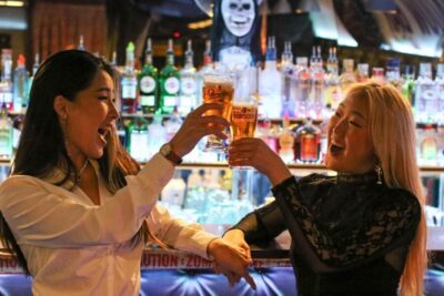 Bar Crawl Tour with Local Drinks