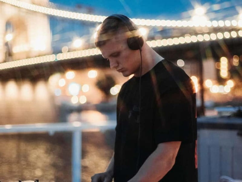 Budapest: BBQ Dinner Cruise w/ Live Music & Unlimited Drinks - Parliament, Liberty Bridge, and Budapest after dark
