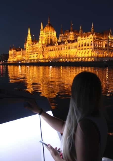 Budapest: Boat Cruise with Personal Guide and Drink - Why a guided Danube cruise works so well at night