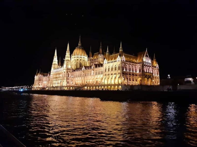 Budapest: Boat Cruise with Personal Guide and Drink - One hour on the Danube, with Budapest arranged before you