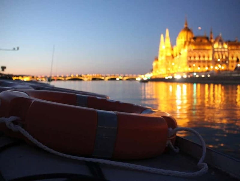 Budapest: Boat Cruise with Personal Guide and Drink - The drink, the bar, and the pace of the evening
