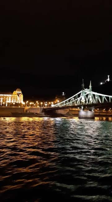 Budapest: Boat Cruise with Personal Guide and Drink - Public boat, small guide group, and private options
