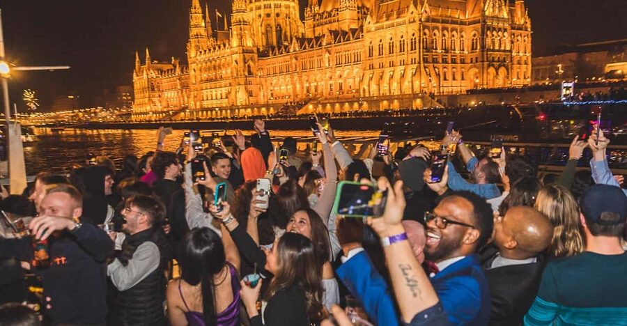 Budapest: Boat Party with option of Unlimited Drinks - Parliament, Buda Castle, and the Chain Bridge after dark