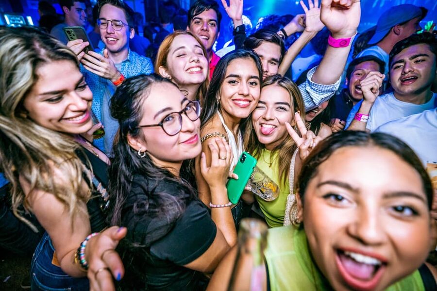 Budapest: Boat Party with option of Unlimited Drinks - Dancing with the onboard DJ
