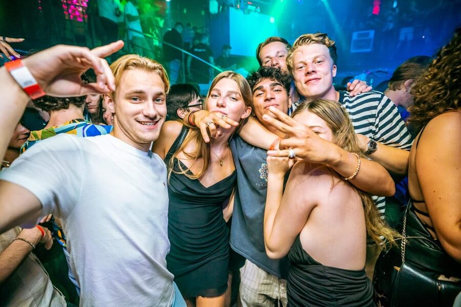 Budapest: Boat Party with option of Unlimited Drinks - Following the group to the downtown after-party