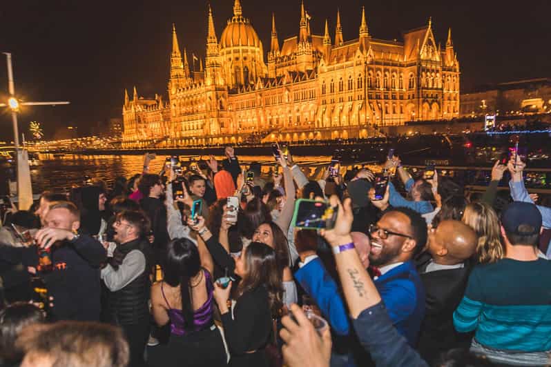 Budapest: Boat Party with option of Unlimited Drinks - The two-hour pre-party and unlimited drinks