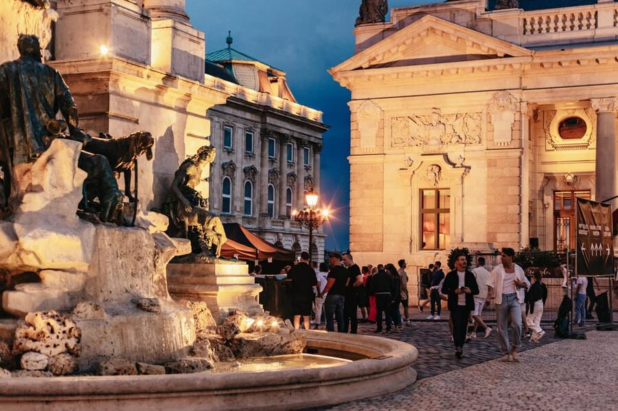 Budapest: Buda Castle District Vampires and Myths Night Tour - The tour in six useful points