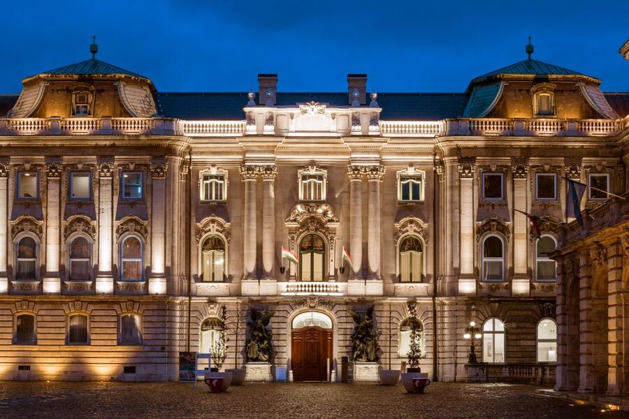 Budapest: Buda Castle Walk with Saint Stephen's Hall - Who should take this Buda Castle walk?
