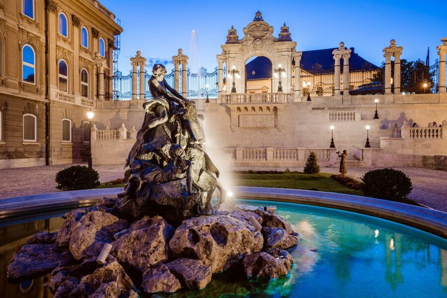 Budapest: Buda Castle Walk with Saint Stephen's Hall - Why Buda Castle needs a guide