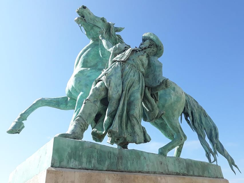 Budapest: Buda Castle Walking Tour & Folk Music Performance - The folk music finale