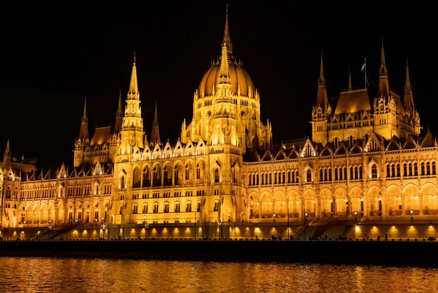 Budapest: Candlelit Dinner River Cruise with Live Music - Why Budapest’s Danube looks magical at night