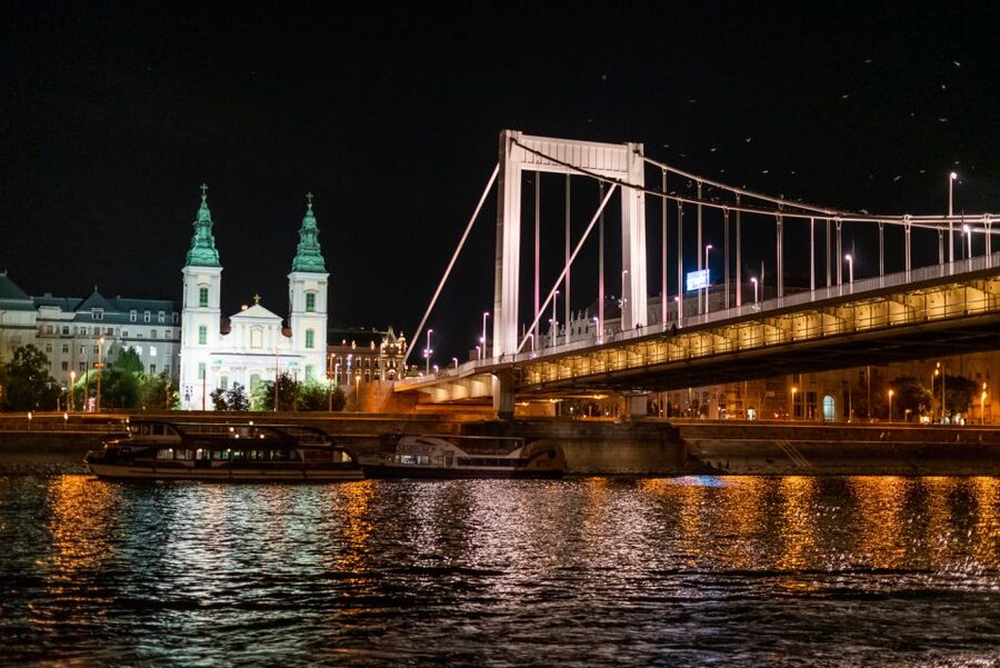 Budapest: Candlelit Dinner River Cruise with Live Music - Live music that supports the evening
